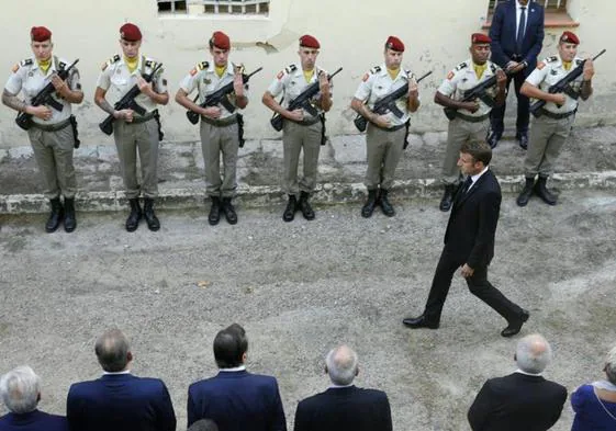 Emmanuel Macron realizó este jueves una simbólica visita a la isla de Córcega.