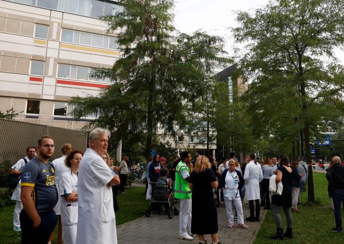 Imagen secundaria 1 - El hospital tuvo que ser parcialmente evacuado por agentes fuertemente armados.