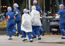 El personal médico abandona el hospital Erasmus MC tras registrarse uno de los tiroteos.