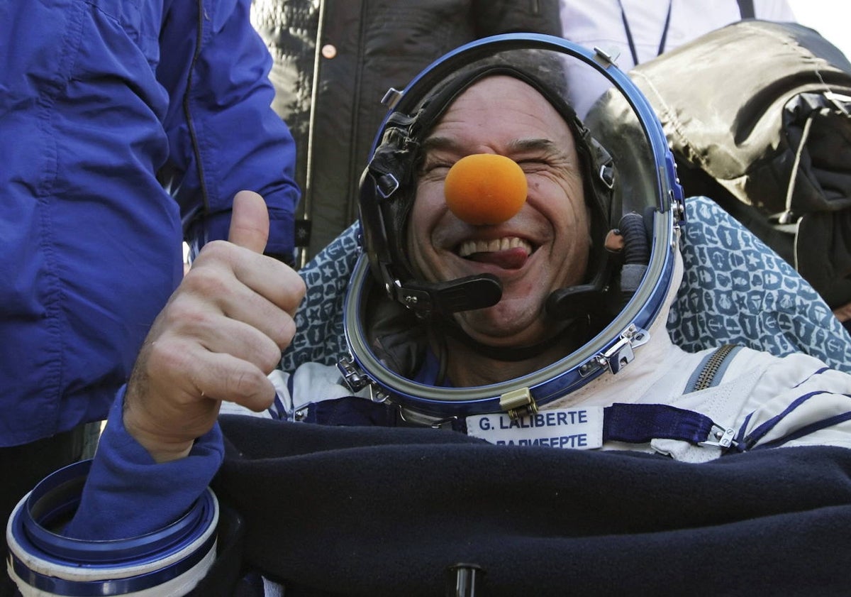 Imagen principal - El turista espacial Guy Laliberte, en 2009 en el Soyuz (arriba); la primera mujer turista espacial, Anousheh Ansari, en 2006, y (abajo) el astronauta David Saint-Jacques con un experimento nutricional en la Estación Espacial Internacional, en 2019.