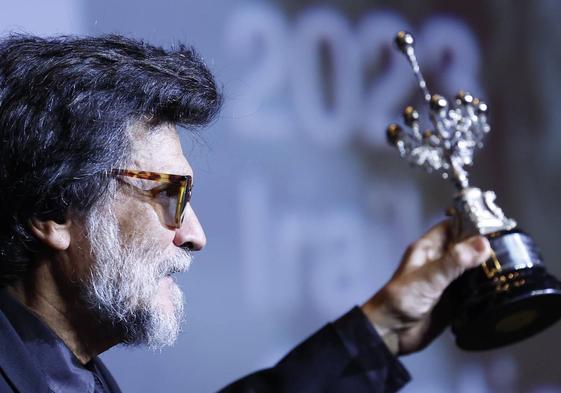 Víctor Erice con el Premio Donostia que recogió 50 años después de la Concha de Oro por 'El espíritu de la colmena'.