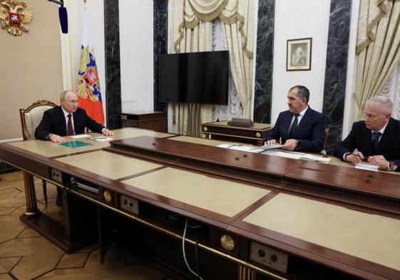 El presidente ruso, Vladímir Putin, durante su reunión con el excomandante del grupo Wagner, Andréi Tróshev, y el viceministro de Defensa, Yunus-bek Evkúrov.