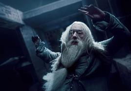 Michael Gambon, en una escena de la película «Harry Potter y las Reliquias de la Muerte: Parte II»