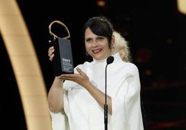 Jaione Camborda hace historia con la primera Concha de Oro para una directora española