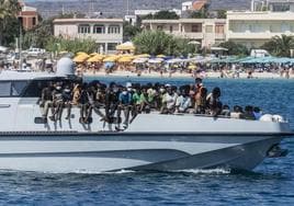 Un nuevo grupo de inmigrantes rescatados en el Mediterráneo llega en un barco de la Guardia di Finanza italiana al puerto de la isla de Lampedusa.