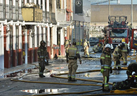 Imagen de los bomberos trabajando en la extinción del incendio de tres discotecas de Atalayas, esta madrugada.