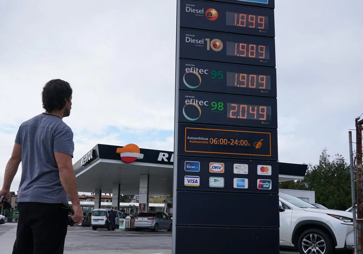 En marzo, algunas gasolineras ya vendieron combustible a 2 euros, pero los conductores ahora no cuentan con el descuento de 20 céntimos.