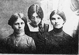 Natacha Klimova, en el centro, junto a otras dos condenadas huidas, Alexandra Tarasova y Vilguelma Guelms, en París.