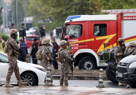 Soldados turcos vigilan frente al Ministerio de Exterior de Ankara donde se produjo el atentado.