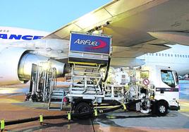 Un 'jumbo' de Air France reposta en París.