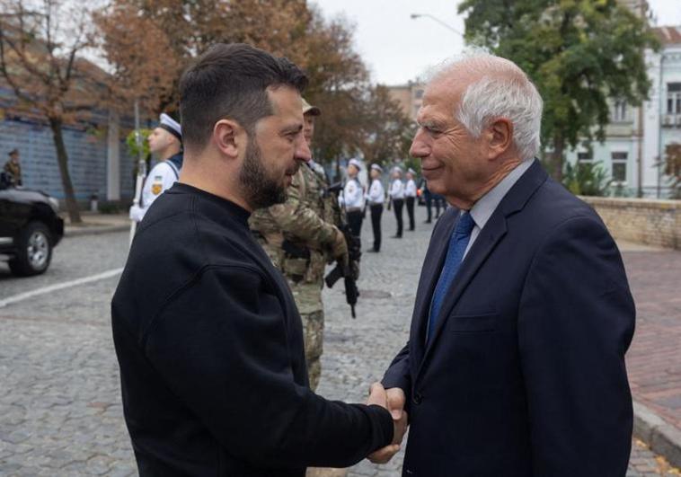 Borrell homenajea en Kiev junto a Zelenski a los caídos en la guerra de Ucrania