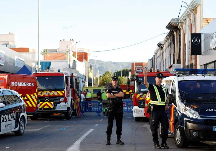 Varias unidades de bomberos y de la Policía Nacional junto a las discotecas de Murcia siniestradas.