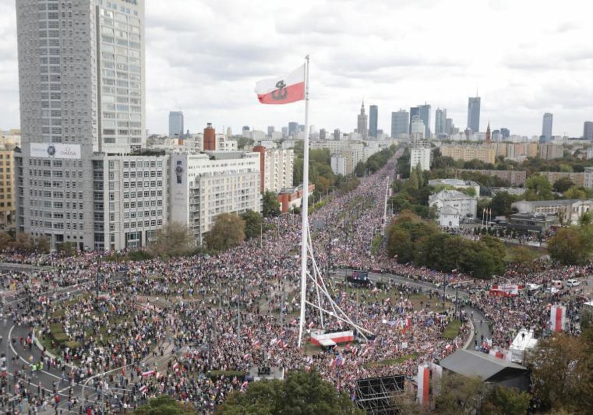 Vista de la multitudinaria concentración convocada por la oposición al Gobierno polaco en la capital, Varsovia