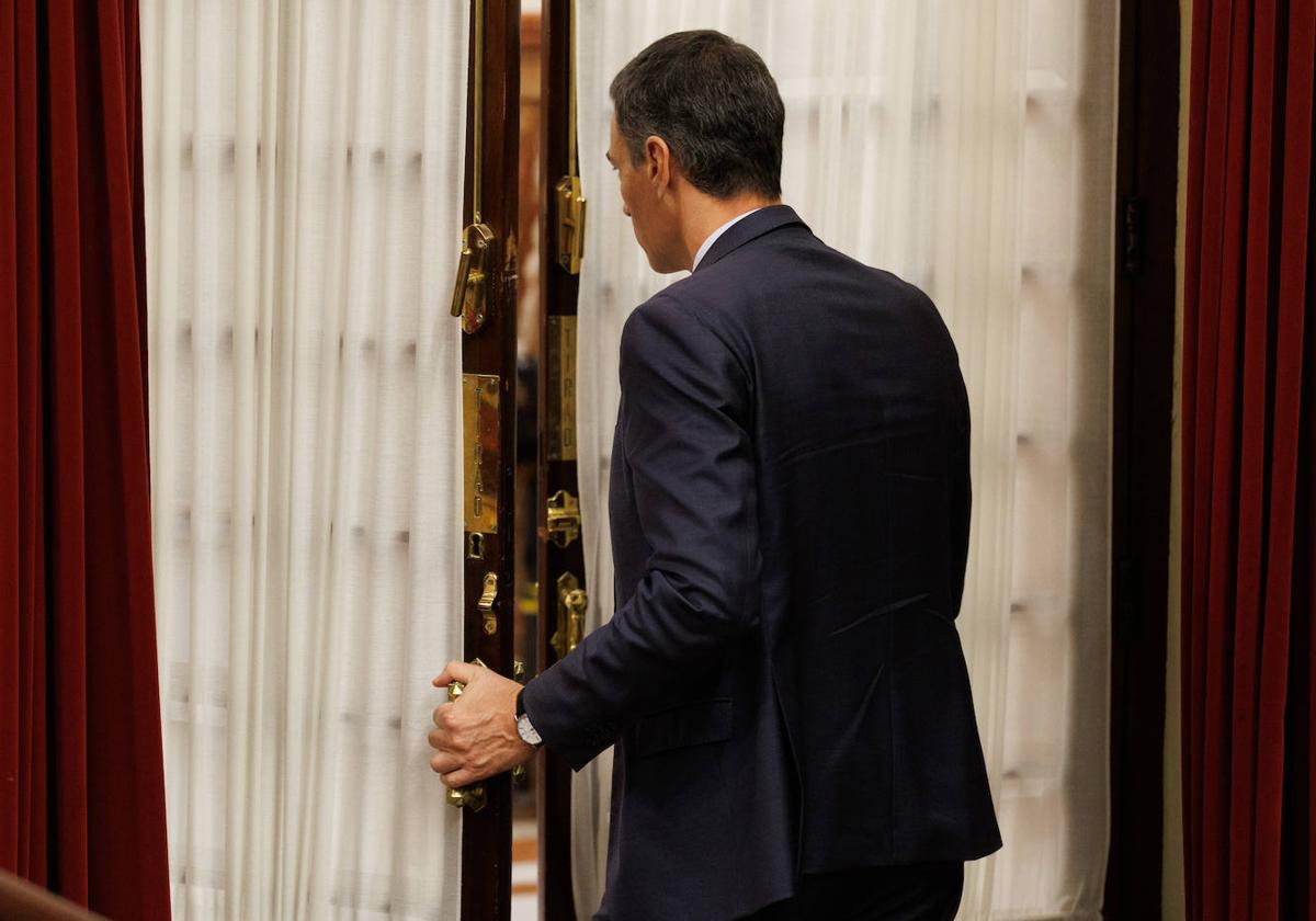 Pedro Sánchez, presidente del Gobierno en funciones, saliendo del hemiciclo del Congreso tras los debates de esta semana.