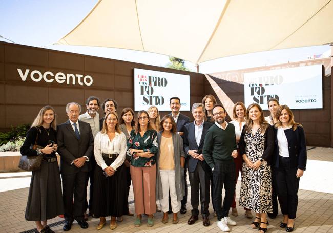 Foto de familia del segundo workshop de Líderes con Propósito. De izquierda a derecha, Alexandra Jausas (Mahou San Miguel), Jesús Sáinz (Puy du Foy), Hugo Giralt (Propelland), Soraya Romero (Iberostar), Álex Pallete (Picnic), Beatriz Sánchez Guitián (Fundación Máshumano), Candela Aldao (Mahou), Cristina Riera (Tendam), María Garrido (Prodigioso Volcán), Roberto Sanz Soblachero (HM Hospitales), Tomás Pereda (Fundación Máshumano), Ana Clara Martines (L'Oréal), Héctor García-Santacruz (Antrópico), Tábata Bergareche (Telefónica), Rosa Ramos (L'Oréal), Mariana Ramonell (Vocento) y Maribel Mobellán (Ikea).