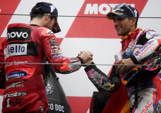 Pecco Bagnaia y Jorge Martín se estrechan la mano en el podio del GP de Japón.
