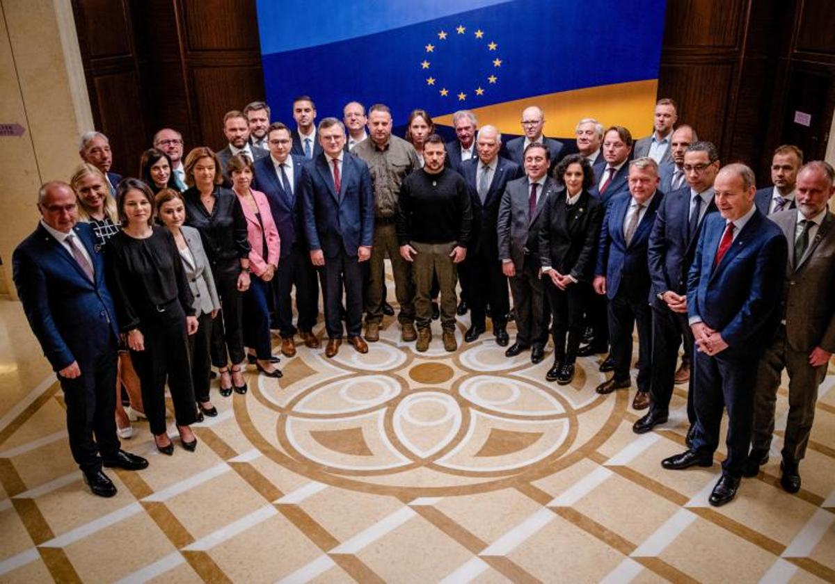 Los ministros de Exteriores de la UE rodean al presidente ucraniano, Volodímir Zelenski, y al jefe de la diplomacia europea, Josep Borrell.