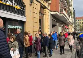 Decenas de personas hacen cola para comprar croquetas en Bilbao.