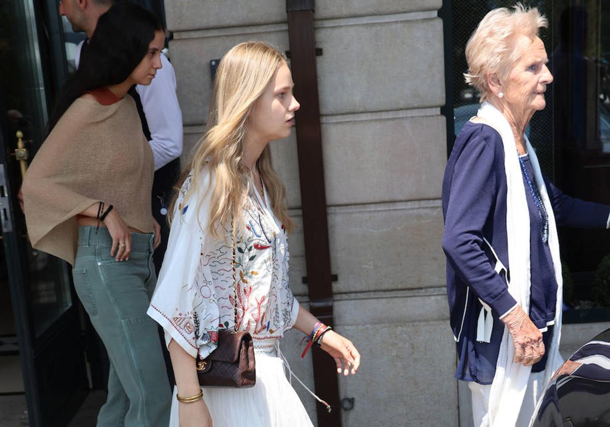 Victoria Federica e Irene Urdangarin, saliendo del hotel el día de la graduación de Irene.