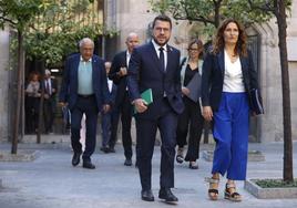 El presidente de la Generalitat, Pere Aragonès (i), y la consellera de Presidencia, Laura Vilagrà.