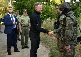 El presidente polaco, Andrzej Duda, visita un puesto de la guardia fronteriza en la aldea de Orchowek.