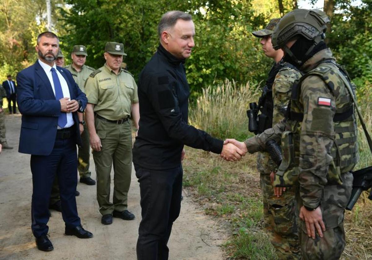 El presidente polaco, Andrzej Duda, visita un puesto de la guardia fronteriza en la aldea de Orchowek.