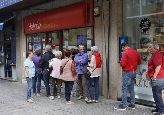 Clientes en la pasada campaña del Imserso ante una agencia de viajes.