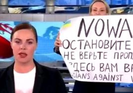 Ovsiánnikova irrumpió con una pancarta en contra de la guerra durante la emisión de un informativo.