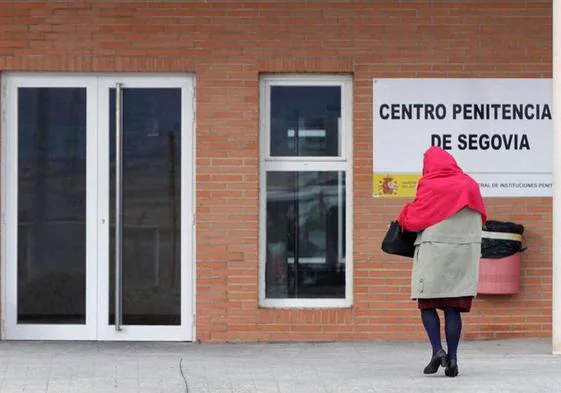 Un preso de Segovia condenado por abusos tramita el cambio de sexo