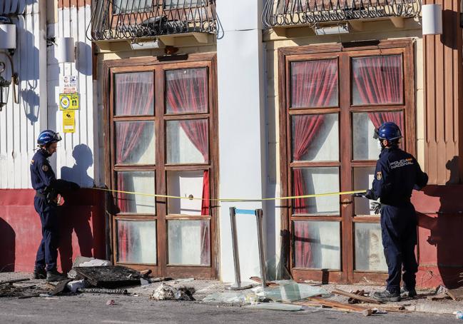 Agentes de la Policía Científica toman medidas de la fachada de la discoteca Fonda Milagros en Murcia.