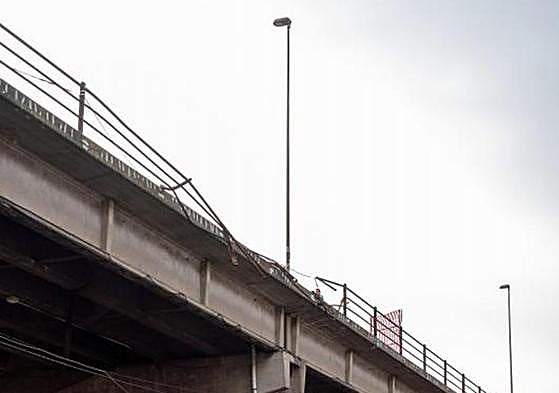 Una vista del lugar desde donde se precipitó el autobús.