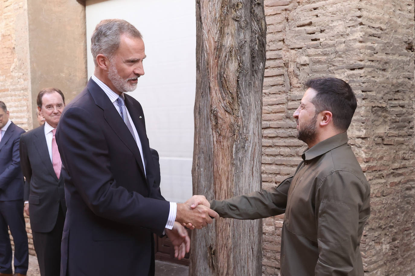 El Rey Felipe VI saluda al presidente de Ucrania, Volodímir Zelenski.