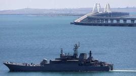 Un buque militar ruso navega cerca del puente de Crimea.