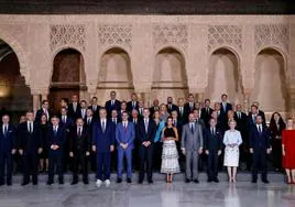 Los líderes europeos posan para una foto de familia en la Alhambra de Granada.