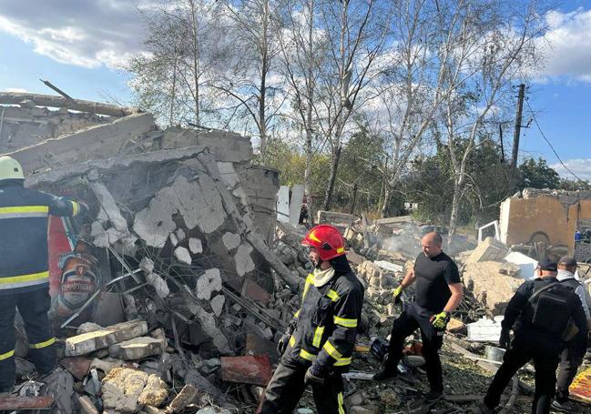 Equipos de rescate trabajan en el lugar del ataque, en la localidad de Groza.