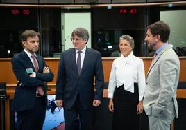 Yolanda Díaz y Carles Puigdemont, junto a Jaume Asens (1i) y el eurodiputado Antoni Comín durante su encuentro en el Parlamento europeo el pasado 4 de septiembre