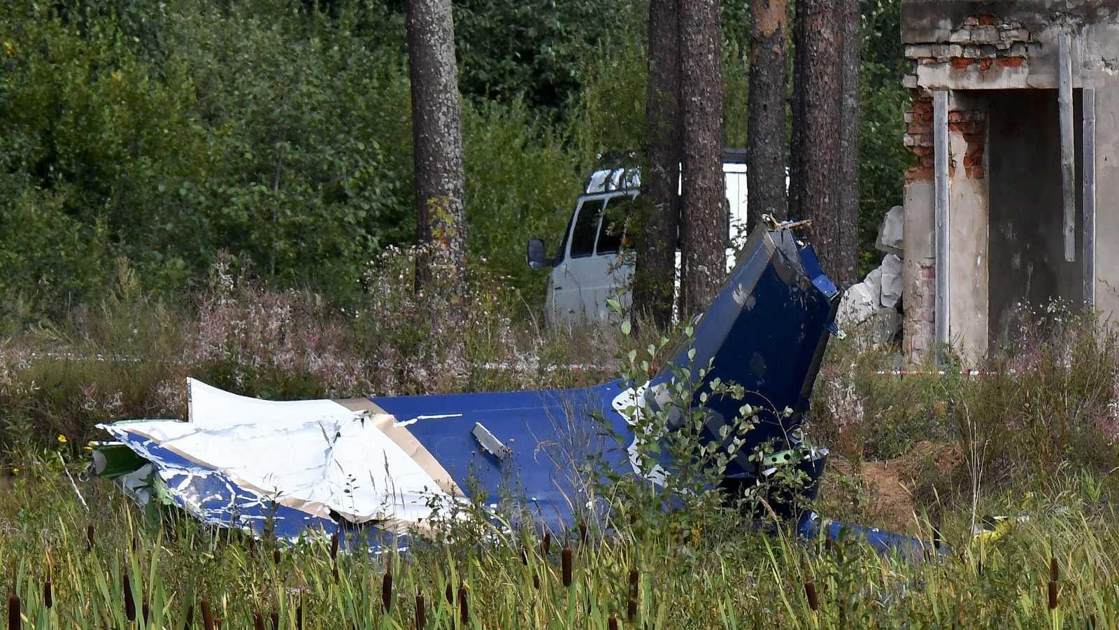 Restos del avión del Grupo Wagner tras caer a tierra entre Moscú y San Petersburgo.