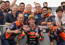 Pedro Acosta (c) celebra con su equipo la victoria en el GP de Japón.