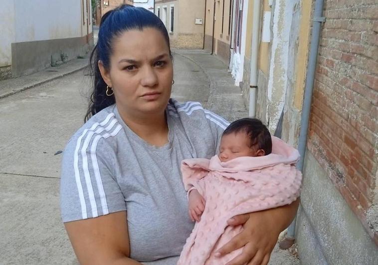 Perla, junto a la pequeña Keyla, la nueva vecina de Gatón de Campos.