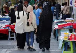 Unas mujeres pasean por una calle de la capital iraní.