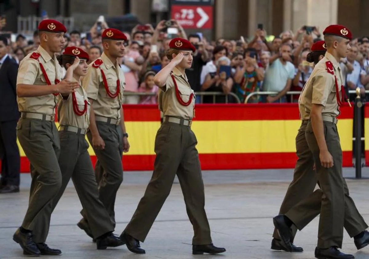 Imagen principal - Leonor, protagonista absoluta en la ofrenda del Pilar en la víspera de su jura de bandera