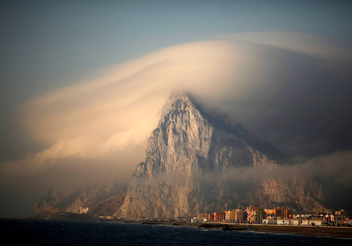 Vista de Gibraltar con su icónico peñón en primer plano envuelto en una nube. Jon Nazca/Reuters