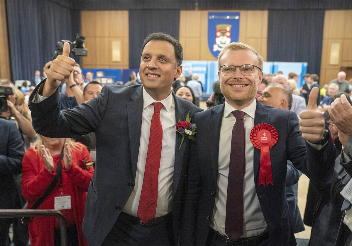 Anas Sarwar junto a Michael Shanks, del partido laborista.