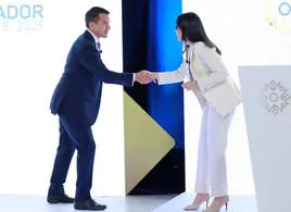 Daniel Noboa y Luisa González, candidatos a la presidencia de Ecuador, se saludan durante un debate electoral.