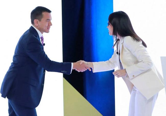 Daniel Noboa y Luisa González, candidatos a la presidencia de Ecuador, se saludan durante un debate electoral.