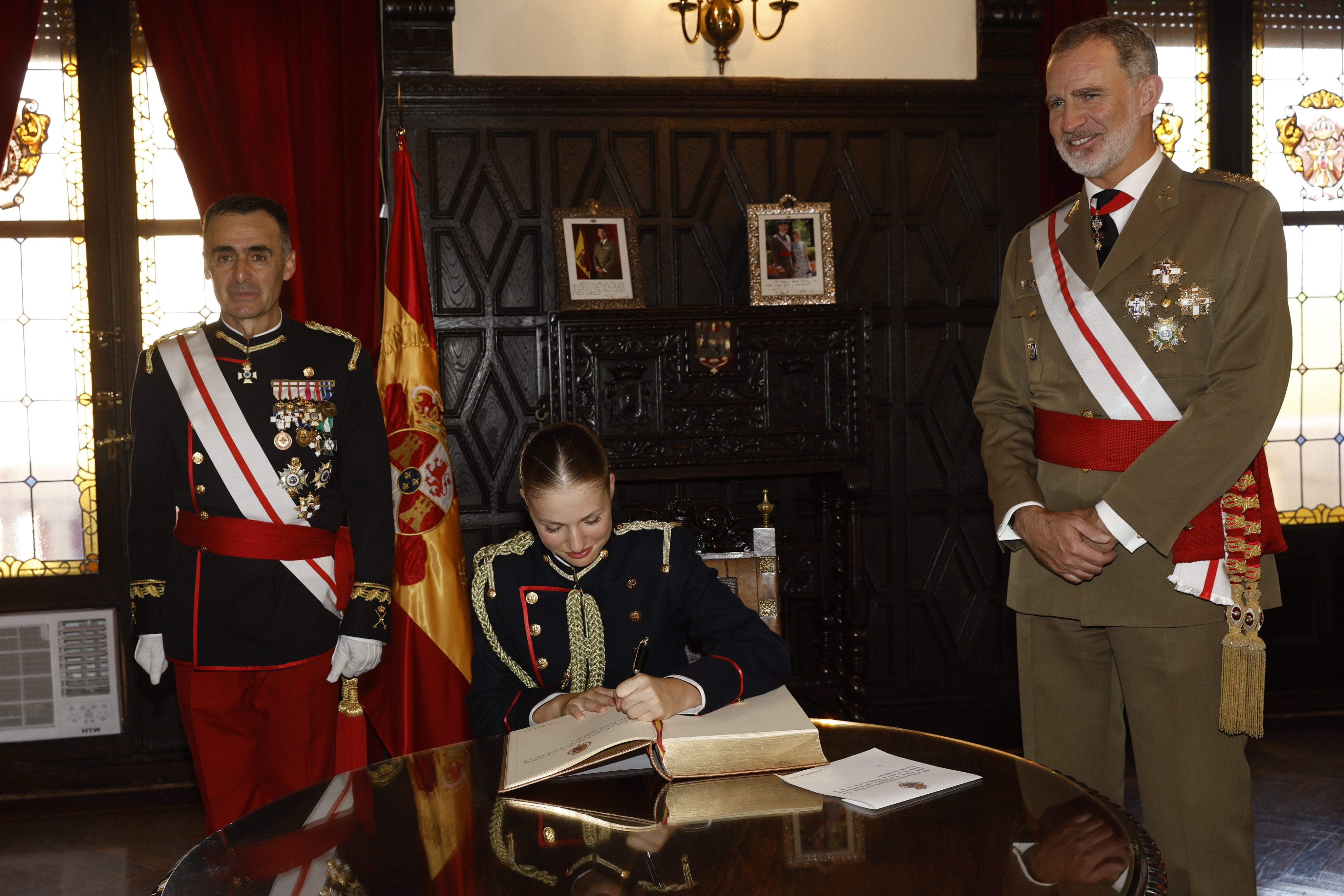 Firma de la Princesa de Asturias en el Libro de Honor, tras su jura de Bandera.