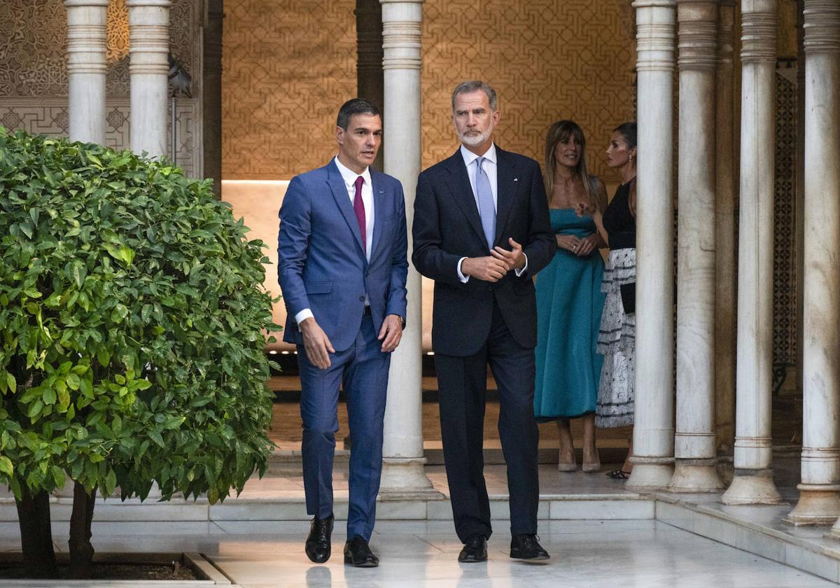 Los Reyes de España, Felipe y Letizia, reciben al presidente del Gobierno, Pedro Sánchez, y su mujer Begoña.