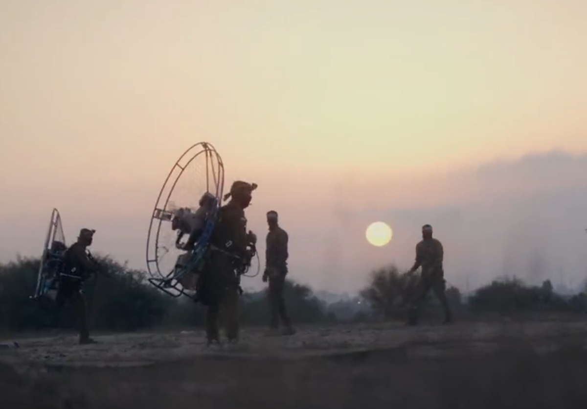 Los milicianos entraron a territorio enemigo con parapentes motorizados.