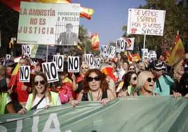Cabecera de la manifestación contra la amnistía en Barcelona.