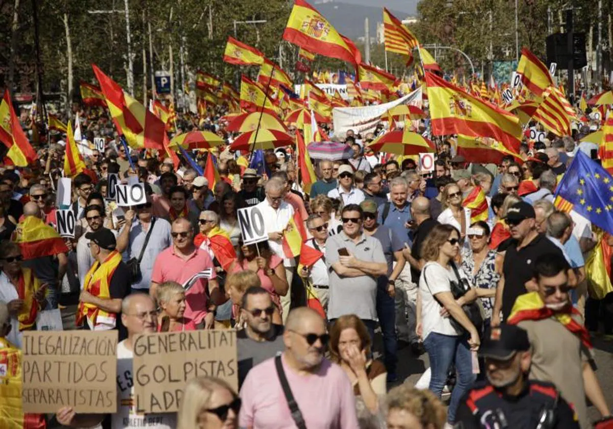 Thousands of people cry out in Barcelona against the Government and against the amnesty and shouting “Puigdemont to prison”
